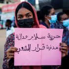 "Paz, justicia, civilización piden los manifestantes.