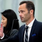 El vicepresidente para EE.UU. de TikTok, Michael Beckerman (d), y la vicepresidenta para Política Global de Snap (propietaria de Snapchat), Jennifer Stout, participan en una audiencia en el Senado de EE.UU., este 26 de octubre de 2021.