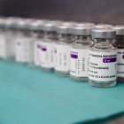 Fotografía de archivo de una vista de dosis de vacunas contra el coronavirus.