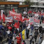 Protesta. Cientos de manifestantes marcharon la tarde de este martes por la avenida 10 de Agosto de Quito.