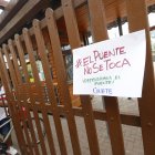 Acción. A la entrada del puente peatonal a Santay se ha pegado un letrero pidiendo que no lo saquen.