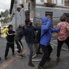 Daños. Manifestantes destruyen vallas y se enfrentan con piedras a la policía.