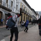 Destrozos. En el Centro Histórico un grupo identificado con el Movimiento Guevarista sacó adoquines para atacar a la Policía.