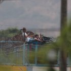 Supervisión. Internos se encargan de alertar de los movimientos que se registran en los exteriores del centro de reclusión. Muestran comodidad en sus puestos asignados.