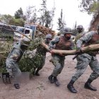 Acciones. Los militares retiraron árboles y piedras para limpiar los bloqueos.