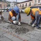 Reparación. Dos cuadrillas de obreros reparan los adoquines vandalizados en la marcha.