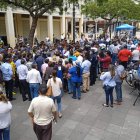 Dirigentes y transportistas urbanos de Guayaquil se concentran en la Plaza de la Administración para pedir una audiencia con la alcaldesa Cynthia Viteri.