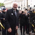 John Shipton (c), padre de fundador de WikiLeaks Julian Assange, a su llegada a la Corte de Justicia de Londres.