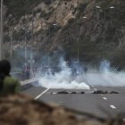 Policías antimotines se presentan en una vía bloqueada por manifestantes durante las movilizaciones contra las pretendidas reformas del Gobierno y en demanda de la congelación de los precios de los combustibles, hoy, en el acceso norte de Quito (Ecuador).