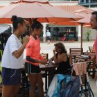 Leylah, de 19 años (i), Bianca de 17 reciben instrucciones de su papá, Jorge durante el ITF en Guayaquil.