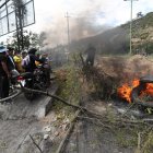 Manifestantes bloquean una vía durante las movilizaciones contra las pretendidas reformas del Gobierno y en demanda de la congelación de los precios de los combustibles, hoy, en el acceso norte de Quito (Ecuador).