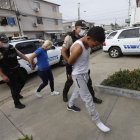 La pareja fue detenida minutos después de asaltar a una ciudadana. Entre las evidencias que les incautaron estaba el bolso sustraído