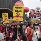 Manifestantes protestan y piden que Bolsonaro sea sancionado por las muertes que se pudieron evitar. / EL PÁIS