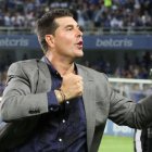 Ismael Rescalvo, técnico del Bombillo, celebra el triunfo ante Barcelona en el Clásico.