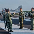 La presidenta taiwanesa, Tsai Ing-wen, dialoga con personal militar, el 15 de septiembre pasado, sobre temas vitales del país. / El País