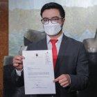 El secretario Jurídico de la Presidencia. Fabián Pozo, entregó la propuesta legal a la Asamblea.