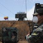 Vigilancia. Cerca del radar instalado por la FAE se encuentran varios contenedores y militares vigilando.