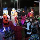 Los niños no habían participado en una fiesta presencial desde marzo de 2020. El festejo se realizó en el parque central, los más pequeños estuvieron sin mascarillas. Pero los más grandes y adultos usaron los tapabocas hasta cuando bailaron, así se cuidaron de cumplir con las medidas de bioseguridad sin renunciar a la diversión de volver a compartir con los vecinos.