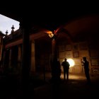 Grupos de personas realizan recorridos nocturnos en el museo Panteón de Belén, el 28 de octubre de 2021, en Guadalajara, Jalisco (México).