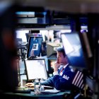 Agentes de Bolsa realizan su trabajo en el parqué de Nueva York, Estados Unidos, en una fotografía de archivo.