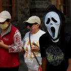 Un hombre con una mascara de la película "Scream" camina en una calle del Centro Histórico, el 26 de octubre de 2021, en la Ciudad de México (México).