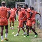 Barcelona se prepara en su estadio para recibir a 9 de Octubre, ya con presencia de hinchas en las gradas.