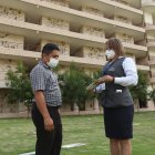 Un ciudadano aprovecha la visita al camposanto Jardines de Esperanza para consultar precios de productos y servicios funerarios.