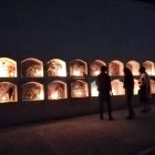 Las diferentes tumbas serán iluminadas con velas, para iluminarles el camino a la eternidad.