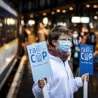 Pasajeros en Ámsterdam toman el llamado "tren climático" con destino a Londres para luego tomar otro transporte hasta Glasgow, sede del evento.