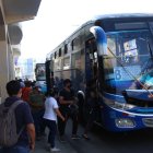 Foto de pasajeros haciendo uso del servicio de transporte urbano en la ciudad.