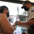 La Policía asesora a los vecinos de la 27 y la VC en el uso de la aplicación.