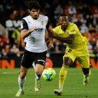 VALENCIA, 30/10/2021.- El delantero portugués del Valencia Gonçalo Guedes (i) lucha con el ecuatoriano Pervis Estupiñán, del Villarreal, durante el partido de la jornada 12 de LaLiga que se disputa hoy sábado en el estadio de Mestalla, en Valencia. EFE/Juan Carlos Cárdenas