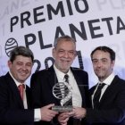 Los autores que firman con el seudónimo de Carmen Mola, el día de la premiación.