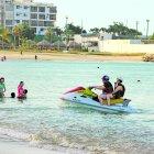 Salinas. Turistas disfrutan de actividades como la moto acuática y del mar.