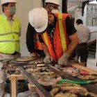 Se restaura los pasamanos de las escaleras doradas de la Casona Universitaria.