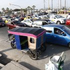Hora pico. Una tricimoto se desplaza en contravía en este tramo, donde además los vehículos no guardan la debida distancia ni entre ellos.