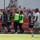 Los jugadores de Mushuc Runa celebran tras el único gol del partido, anotado por Bagner Delgado.