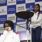 Kelin Jiménez, pesista que representa a Imbabura, enciende el pebetero durante la inauguración de los Juegos Nacionales Juveniles.