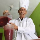 José Loor en la cocina de su casa, para la foto se puso su uniforme que guarda de la cafetería La Canoa