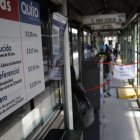 Movilidad. Con carteles se anunciaba ayer la nueva tarifa del transporte.