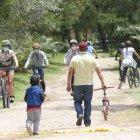 Familias. Salir a pasear es la opción ecónómica para pasar el día.