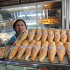 Tradición. Figuras de muñecos con vistosos colores acompañan la  tradicional colada morada en noviembre.