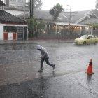 Imprevisto. A varios ciudadanos las sorpresivas lluvias no les han dado oportunidad siquiera de buscar refugio.