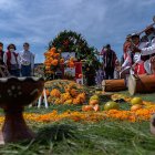 América recuerda a 2,3 millones de víctimas de covid en el Día de los Muertos