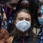 La activista ambiental sueca Greta Thunberg (C) asiste a una manifestación en la City de Londres, Gran Bretaña, el pasado 29 de octubre