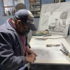 Fernando Cabrera talla un Cristo en una lápida. Le tomó dos días hacerla.