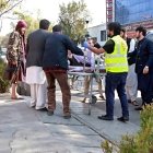 Los paramédicos ingresan a un herido a una de las casas de salud, tras el ataque terrorista de ayer. STRINGER / efe