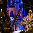 Fotografía cedida hoy por Disney que muestra una grúa mientras instala en la madrugada de este lunes la decoración de Navidad en el parque temático Magic Kingdom en Lake Buena Vista, Florida (EE.UU).