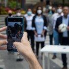 Fotografía de miembros del equipo de prensa de candidatos a concejales de la coalición opositora UNIDAD, el 28 de octubre de 2021 en Caracas (Venezuela).