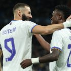 El delantero francés del Real Madrid Karim Benzema (i) celebra con su compañero Vinicius Junior su segundo gol durante el partido entre el Real Madrid y el Shakhtar Donetsk, de la cuarta jornada de la fase de grupos de la Liga de Campeones, este miércoles en el estadio Santiago Bernabéu.